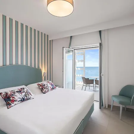 מלון Seaside 4*